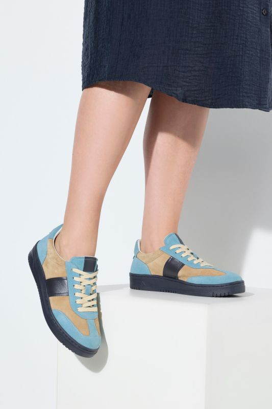 Sneakers en cuir suédé, motif léopard sur le talon - largeur H