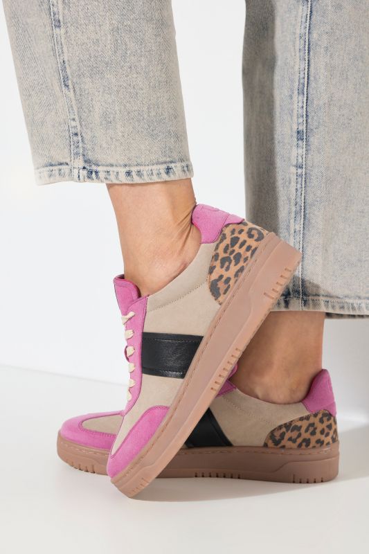 Sneakers en cuir suédé, motif léopard sur le talon - largeur H