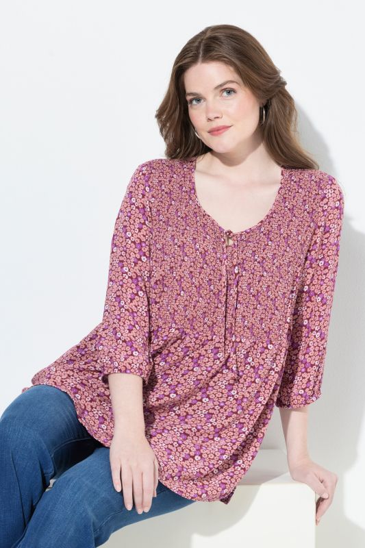 Blouse smockée, motif à fleurs, décolleté rond et manches 3/4, coupe évasée
