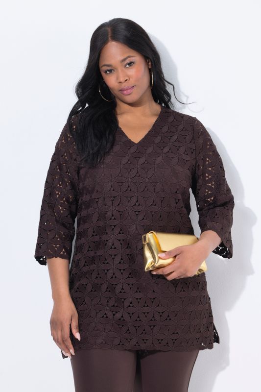 Tunique avec broderies ajourées, décolleté en V et manches 3/4, coupe évasée