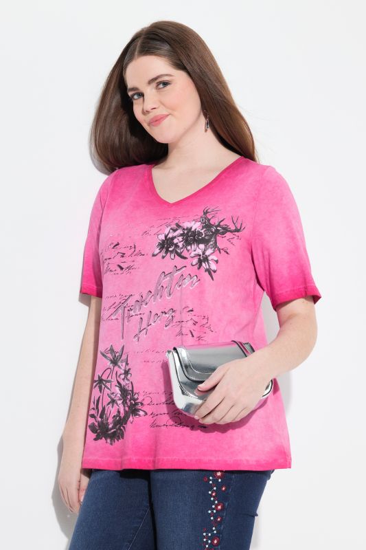 T-shirt à motif edelweiss. Encolure V et manches courtes. Coupe Classic