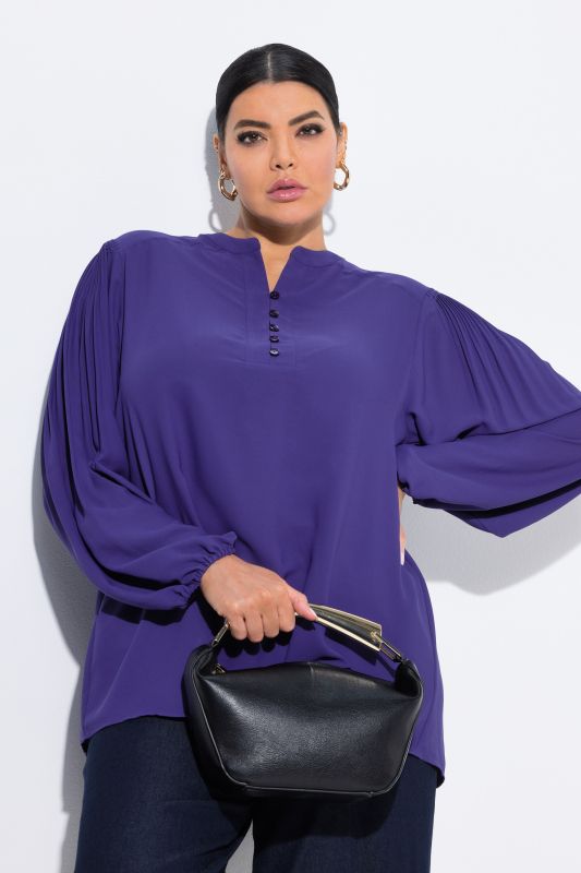 Blouse avec plis fantaisie, manches longues et col rond, patte de boutonnage