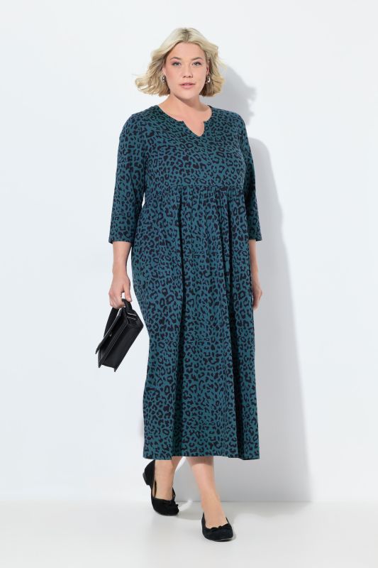 Robe en jersey à coupe évasée. Col tunisien et manches 3/4. Poches