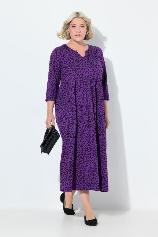 Robe en jersey à coupe évasée. Col tunisien et manches 3/4. Poches