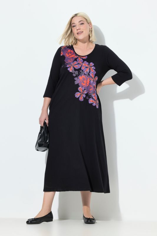 Robe en jersey, motif à fleurs. Col rond et manches 3/4. Coupe évasée