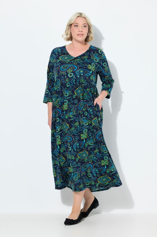 Robe en jersey, motif cachemire. Col en V et manches 3/4. Coupe évasée