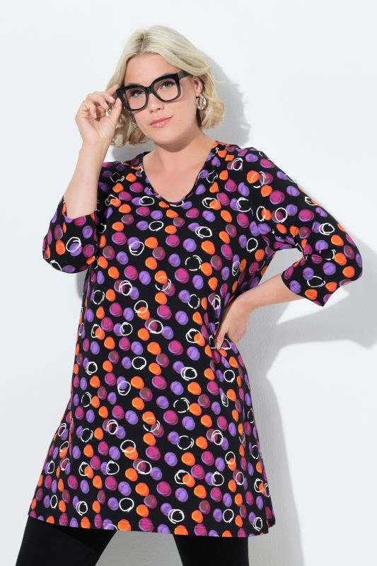 T-shirt long, motif à pois. Col en V et manches 3/4. Coupe évasée