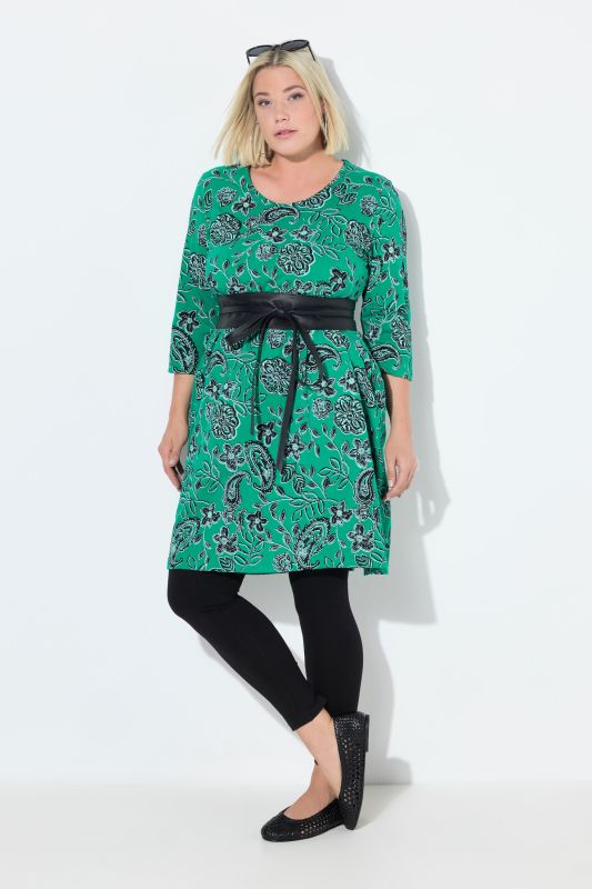 Robe en jersey, motif cachemire. Col rond et manches 3/4. Coupe évasée
