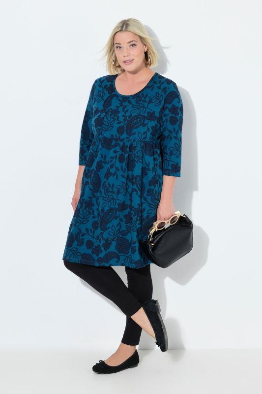 Robe en jersey, motif cachemire. Col rond et manches 3/4. Coupe évasée