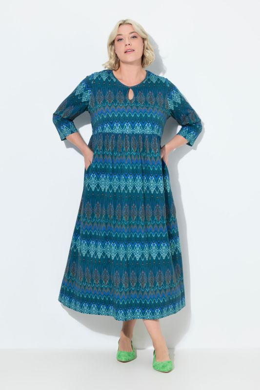 Robe en jersey, coupe évasée. Manches 3/4. Encolure à découpe en forme de goutte