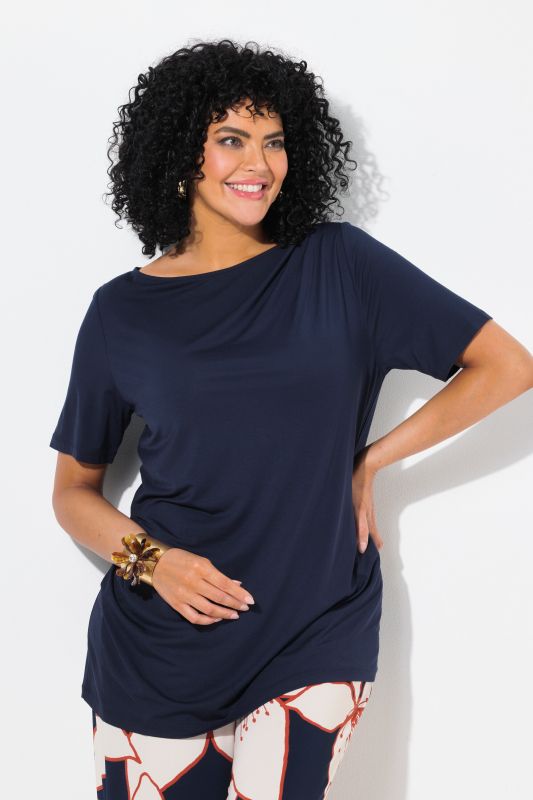 T-shirt, effet drappé. Manches courtes et encolure bateau. Coupe Classic