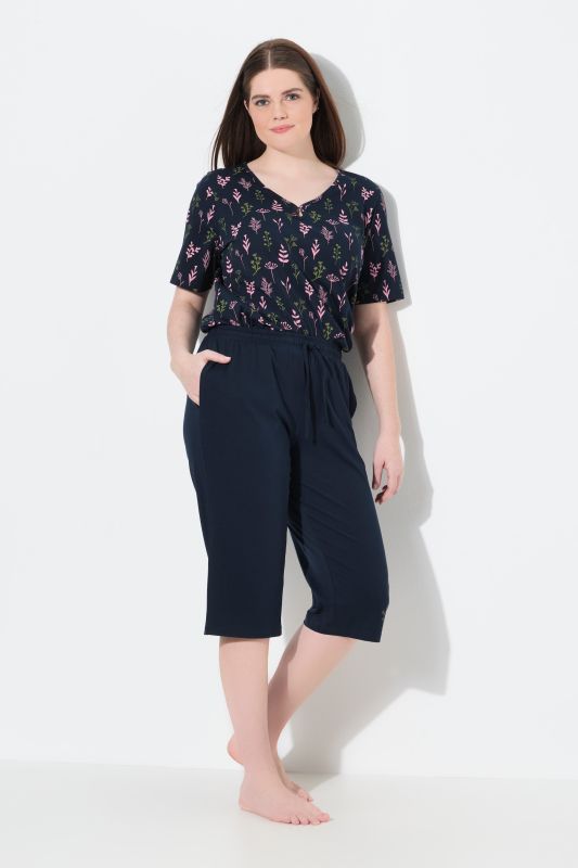 Short de pyjama en coton bio. Jambe large, longueur genou. Motif fleurs