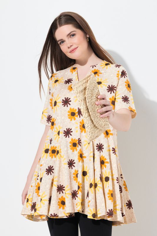 T-shirt en coton bio, motif à fleurs. Col tunisien et manches courtes
