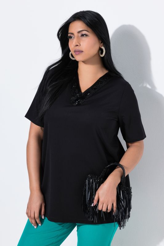 T-shirt manches courtes, coupe évasée, décolleté en V avec petites pierres