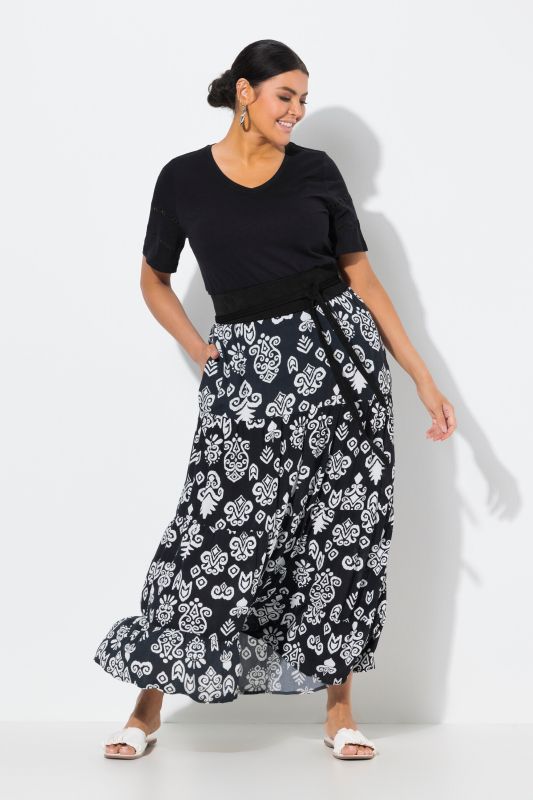 Jupe avec volants et poches. Taille élastique. Coupe évasée