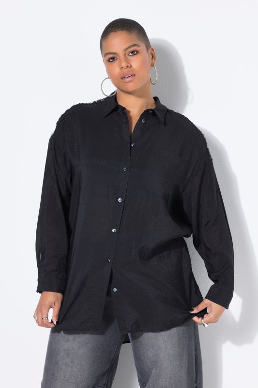 Chemisier oversize. Franges et sequins aux épaules