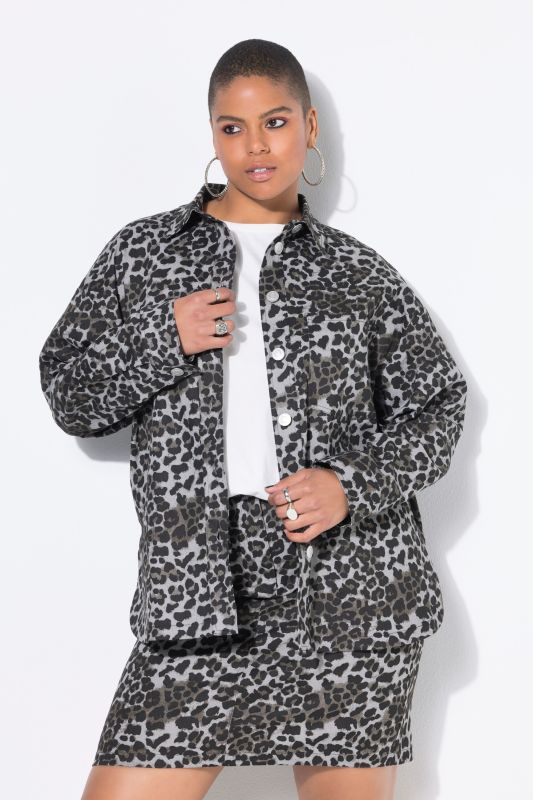 Chemise en jean oversize. Motif léopard