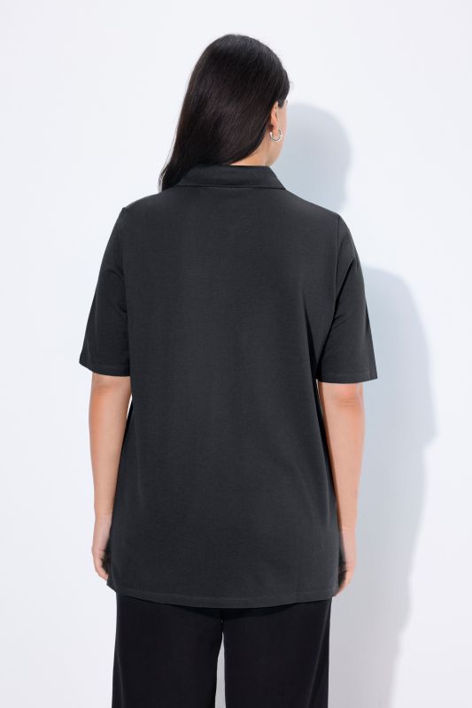 Polo en maille piquée. Patte de boutonnage en velours. Manches courtes