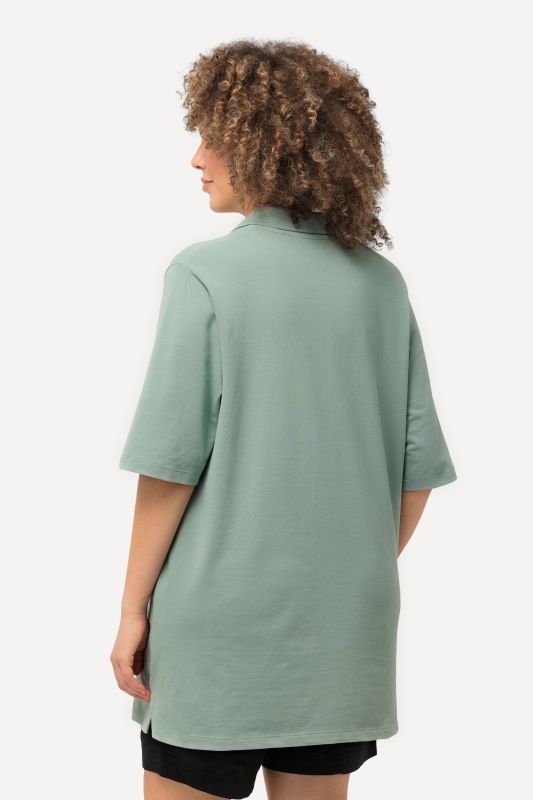 Polo en maille piquée. Patte de boutonnage en velours. Manches courtes