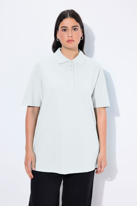 Polo en maille piquée. Patte de boutonnage en velours. Manches courtes