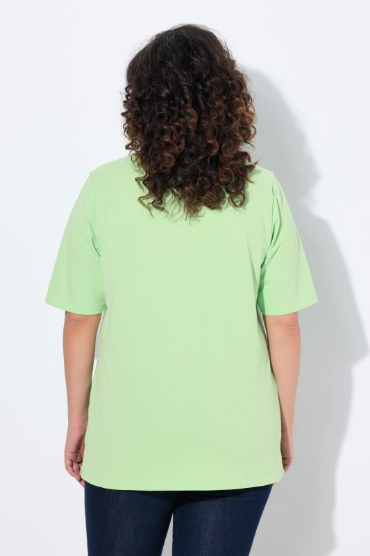 Polo en maille piquée. Patte de boutonnage en velours. Manches courtes