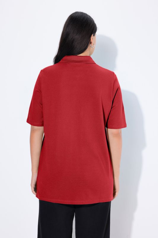 Polo en maille piquée. Patte de boutonnage en velours. Manches courtes