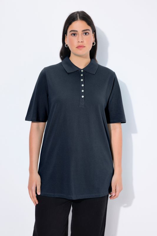 Polo en maille piquée. Patte de boutonnage en velours. Manches courtes