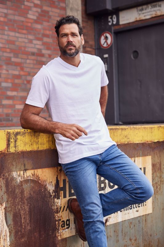 T-shirt JP 1880 Basic, col en V - jusqu'au 8 XL