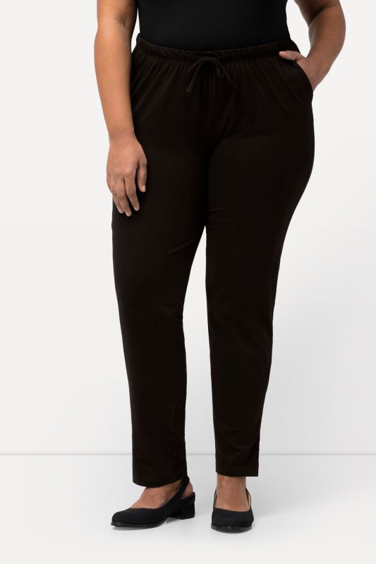 Pantalon Slim Fit à taille élastique. Bas de jambe légèrement fendu. Disponible jusqu’au 68/70.