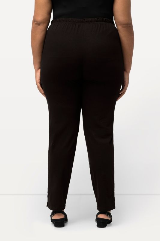 Pantalon Slim Fit à taille élastique. Bas de jambe légèrement fendu. Disponible jusqu’au 68/70.
