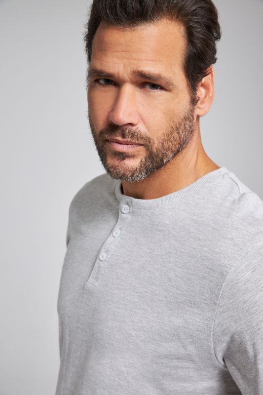 T-shirt Henley, collection Basic. Manches courtes et patte de boutonnage