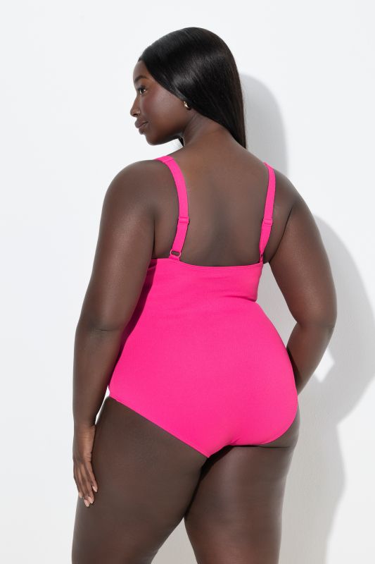 Maillot de bain à bonnets souples. Joli drapé sur la poitrine. Matière finement texturée