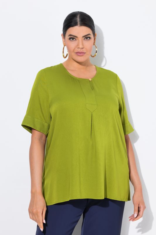Blouse à empiècement matelassé. Manches courtes et coupé évasée