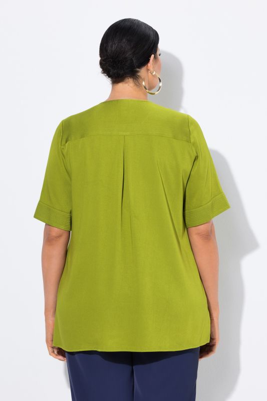 Blouse à empiècement matelassé. Manches courtes et coupé évasée