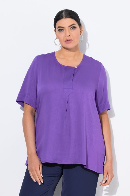 Blouse à empiècement matelassé. Manches courtes et coupé évasée