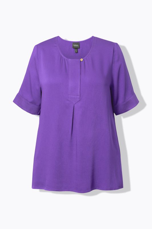 Blouse à empiècement matelassé. Manches courtes et coupé évasée