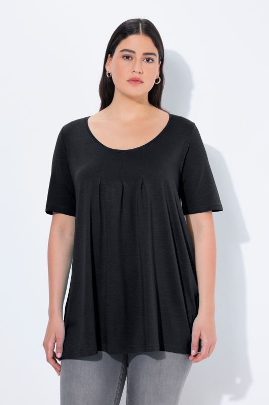 T-shirt en modal. Plis fantaisie, col rond et manches courtes. Coupe évasée