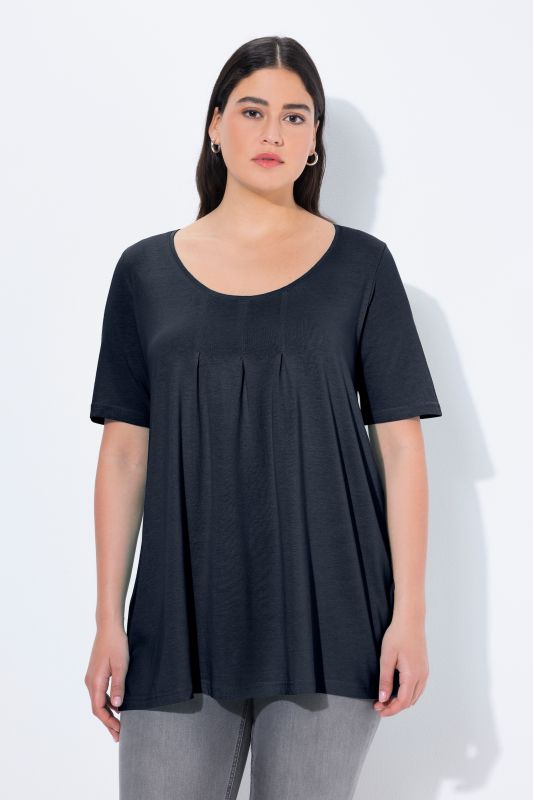 T-shirt en modal. Plis fantaisie, col rond et manches courtes. Coupe évasée