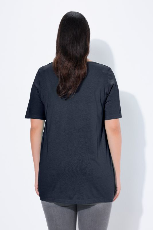 T-shirt en modal. Plis fantaisie, col rond et manches courtes. Coupe évasée