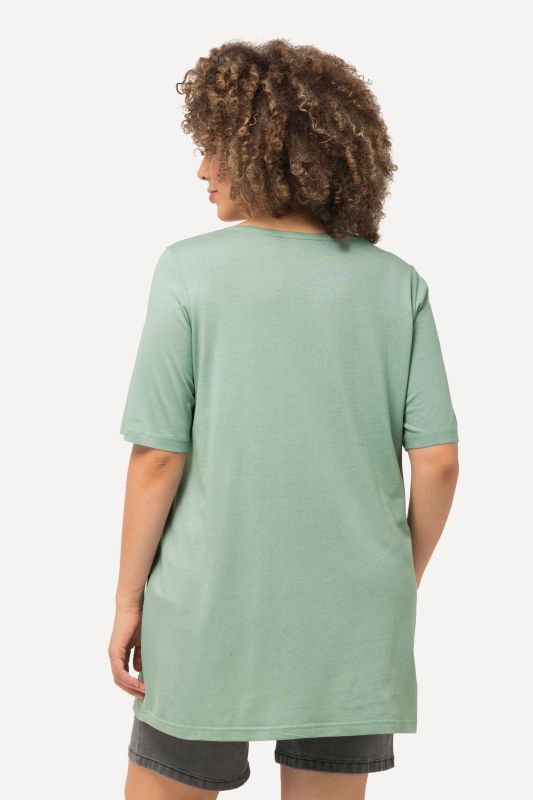 T-shirt en modal. Plis fantaisie, col rond et manches courtes. Coupe évasée