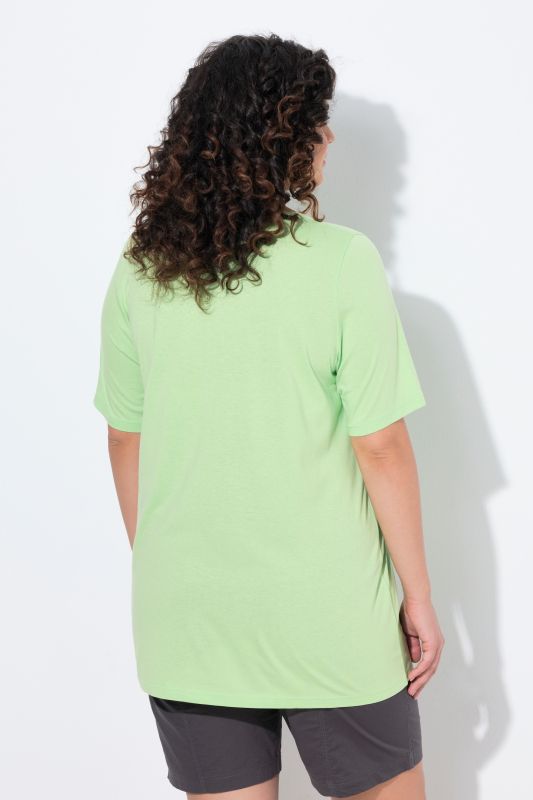 T-shirt en modal. Plis fantaisie, col rond et manches courtes. Coupe évasée