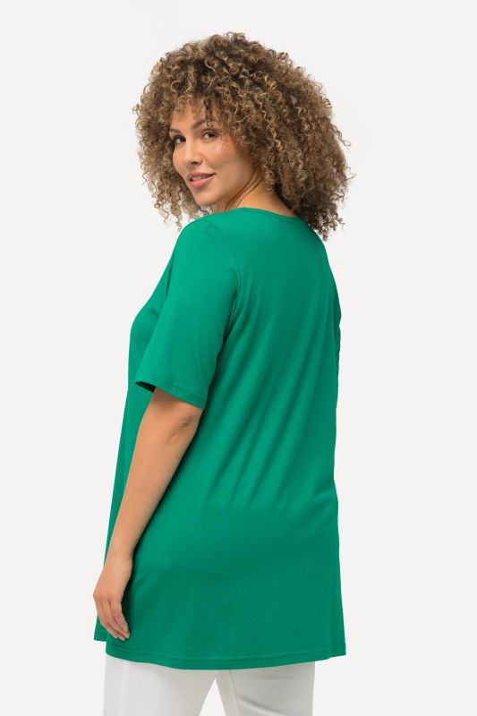 T-shirt en modal. Plis fantaisie, col rond et manches courtes. Coupe évasée