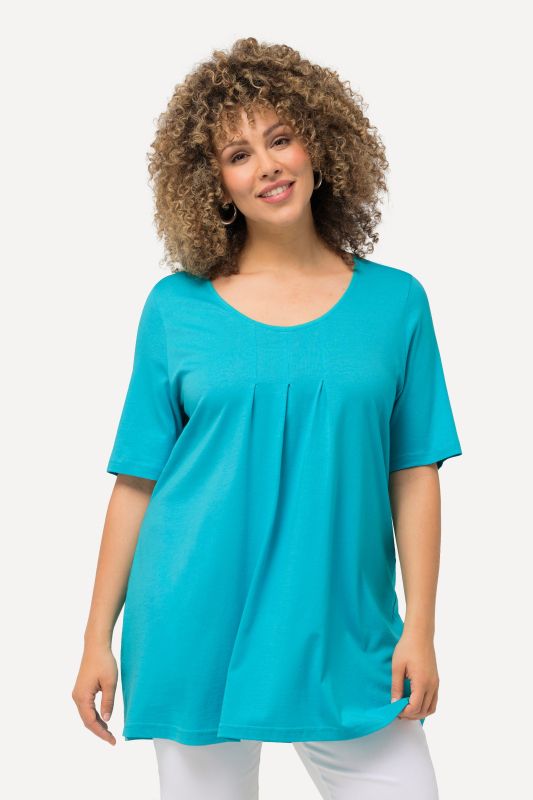 T-shirt en modal. Plis fantaisie, col rond et manches courtes. Coupe évasée