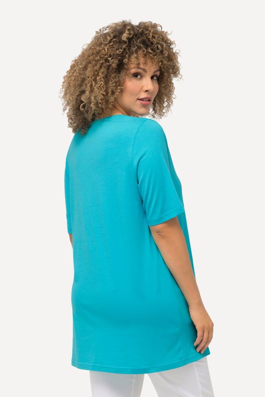 T-shirt en modal. Plis fantaisie, col rond et manches courtes. Coupe évasée