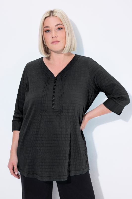 Tunique en tissu gaufré. Manches 3/4. Décolleté cœur et plis fantaisie