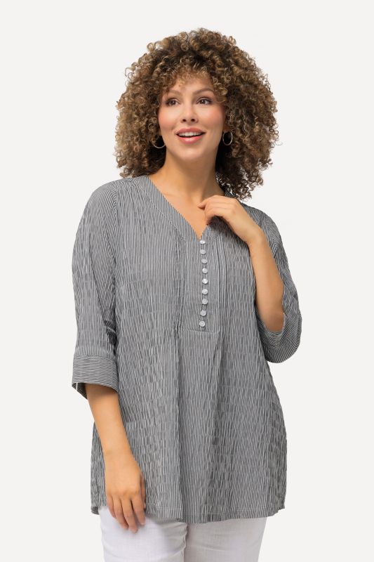 Tunique en tissu gaufré. Manches 3/4. Décolleté cœur et plis fantaisie