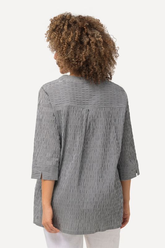 Tunique en tissu gaufré. Manches 3/4. Décolleté cœur et plis fantaisie
