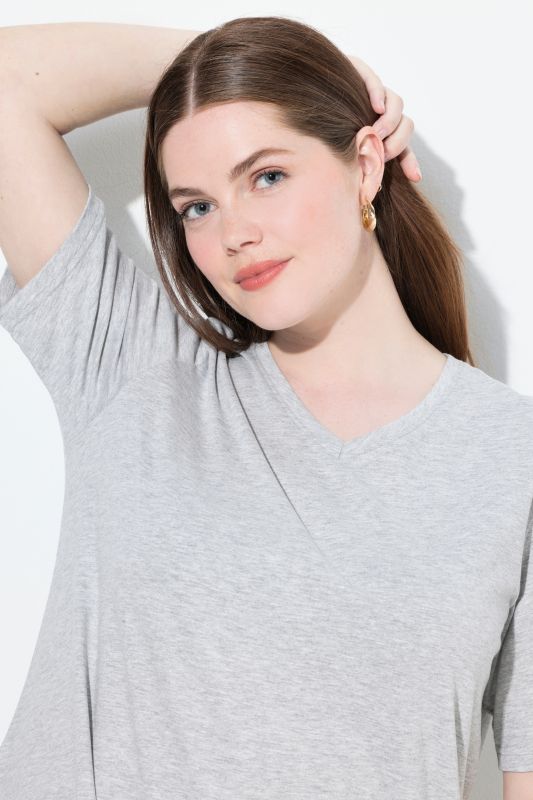 T-shirts en coton bio. Col en V et manches courtes. Lot de 2