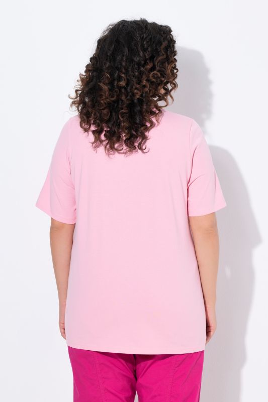 T-shirt à coupe évasée. Décolleté en V et manches courtes