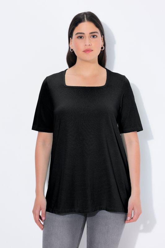 T-shirt à manches courtes et col carré. Coupe évasée